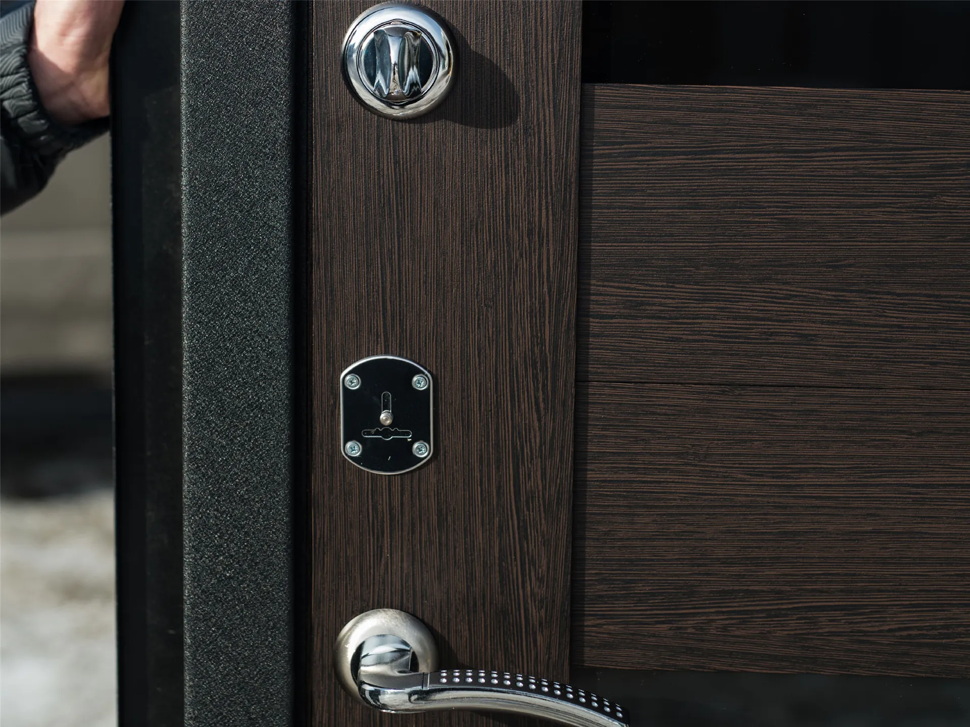 Apartman Giriş Kapılarında Güvenlik Neden Önemlidir?